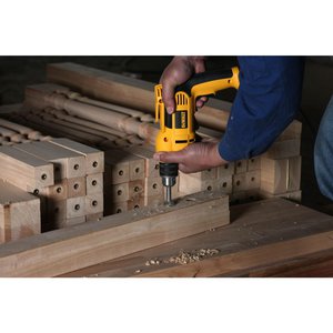 Дрель ударная 701Вт DEWALT DWD024K-QS